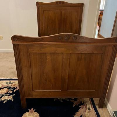 Unique Oak Bed & Vintage Linens (P-RG)