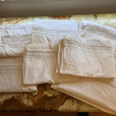 Unique Oak Bed & Vintage Linens (P-RG)
