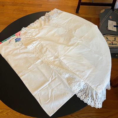 Unique Oak Bed & Vintage Linens (P-RG)