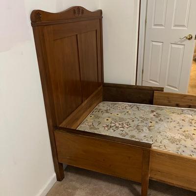 Unique Oak Bed & Vintage Linens (P-RG)