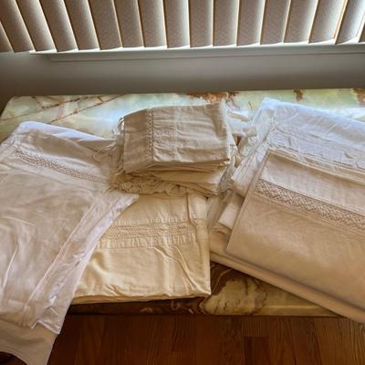 Unique Oak Bed & Vintage Linens (P-RG)