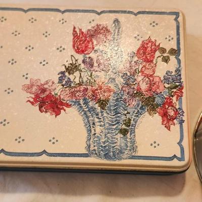 Gorgeous collectible and vintage, tin,metal.