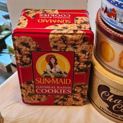 Gorgeous collectible and vintage, tin, metal