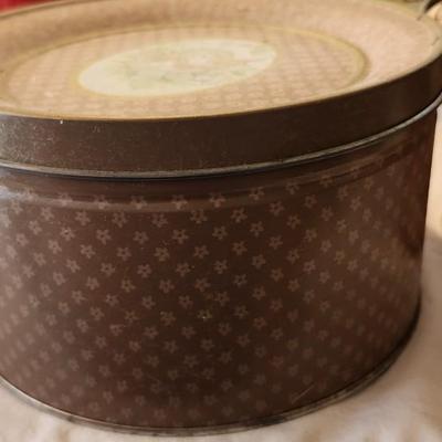 Gorgeous collectible and vintage, tin, metal