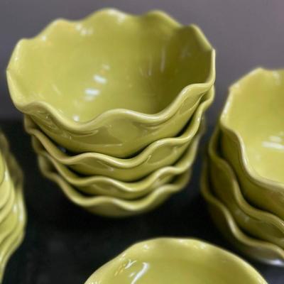 Ambiance Collection Green Ruffle Salad Plates and Bowls, 16 pieces