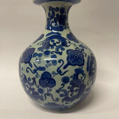 Blue And White Chinese Porcelain Vase.
