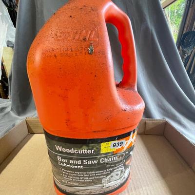 Bar and chain oil