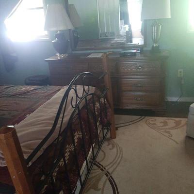 Footboard queen bed