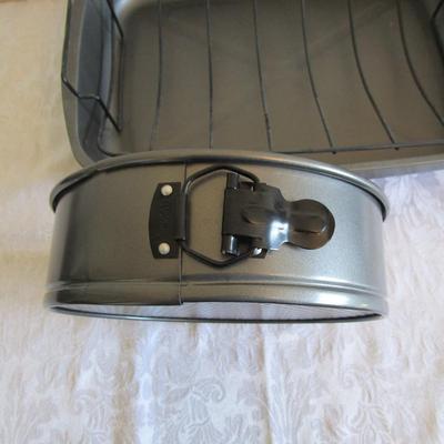 Roasting pan with rack and spring pan