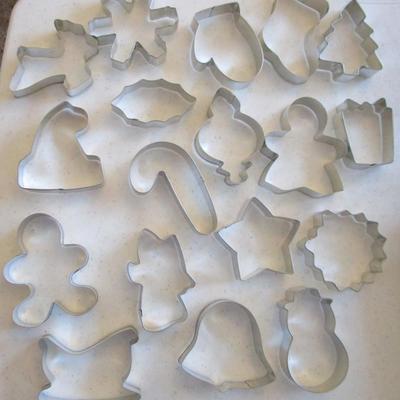 18 Christmas cookie cutters