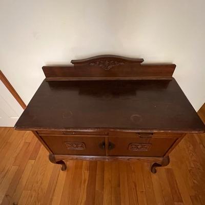 Oak Sideboard With Carved Leaf Embellishments (LR-RG)