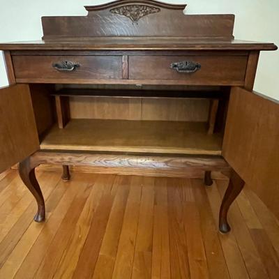 Oak Sideboard With Carved Leaf Embellishments (LR-RG)