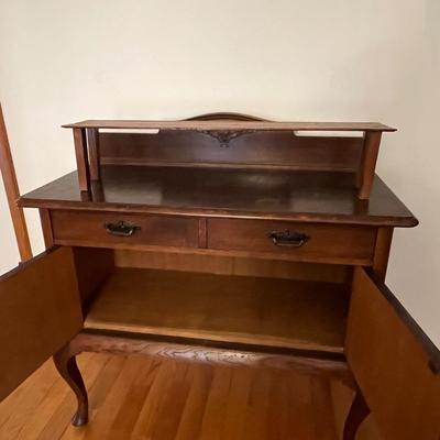 Oak Sideboard With Carved Leaf Embellishments (LR-RG)