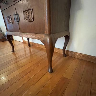 Oak Sideboard With Carved Leaf Embellishments (LR-RG)