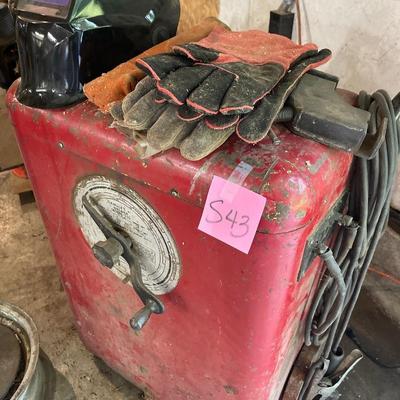 S43-Welder, welders helmet, gloves plus extras