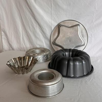Mirro, Farberware, and More Baking Pans and Accessories (K-DZ)