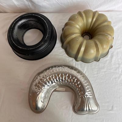 Mirro, Farberware, and More Baking Pans and Accessories (K-DZ)
