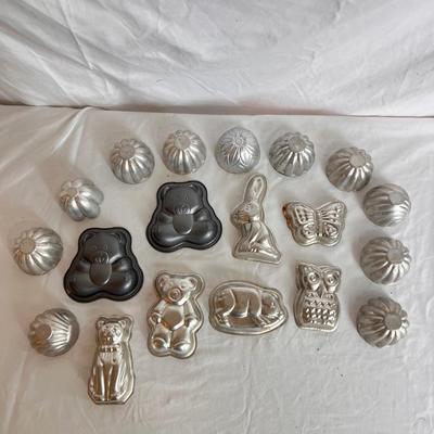 Mirro, Farberware, and More Baking Pans and Accessories (K-DZ)