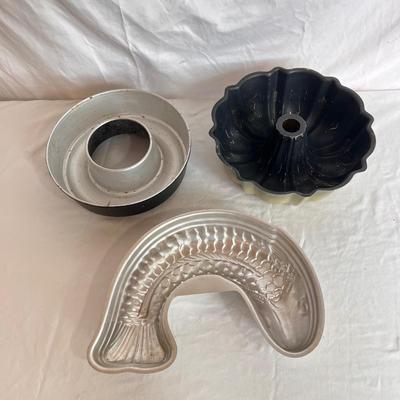 Mirro, Farberware, and More Baking Pans and Accessories (K-DZ)