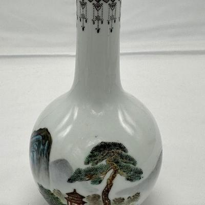 Chinese Vintage Porcelain, Beautiful Vase with six characters mark on the bottom-local pickup and shipping available