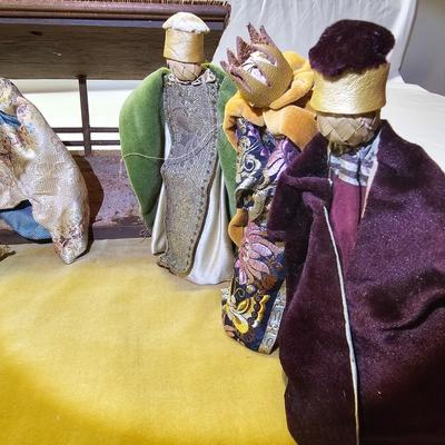 Wicker Figure Nativity Set w/Wooden Crèche (BS-JS)