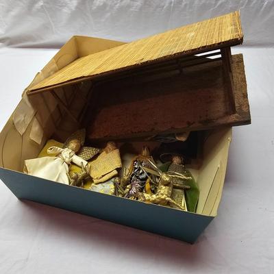 Wicker Figure Nativity Set w/Wooden Crèche (BS-JS)