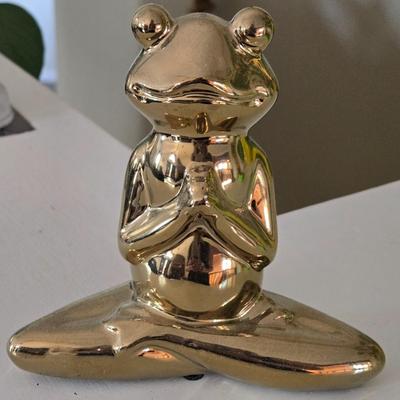 Little Gold Mediating Frog