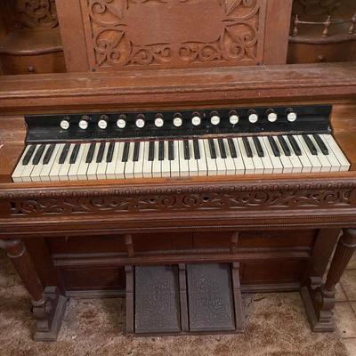 Antique Pump Organ/ Parlor Organ