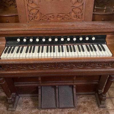 Antique Pump Organ/ Parlor Organ
