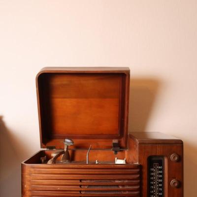 Antique Philco Phonograph/Radio (See Description)
