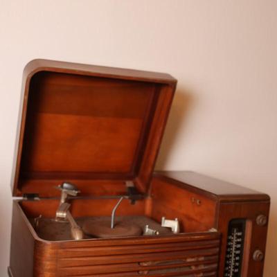 Antique Philco Phonograph/Radio (See Description)