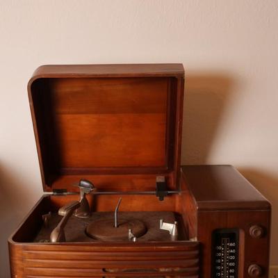 Antique Philco Phonograph/Radio (See Description)