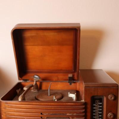 Antique Philco Phonograph/Radio (See Description)