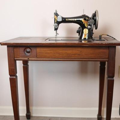 SINGER Sewing Machine with Table (See Description)