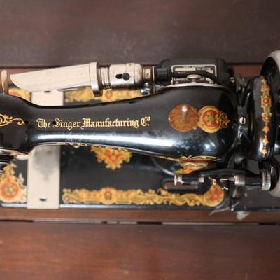 SINGER Sewing Machine with Table (See Description)