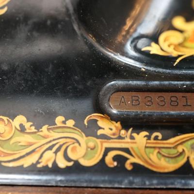 SINGER Sewing Machine with Table (See Description)