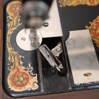 SINGER Sewing Machine with Table (See Description)