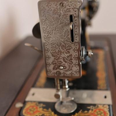 SINGER Sewing Machine with Table (See Description)