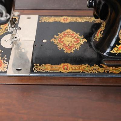SINGER Sewing Machine with Table (See Description)
