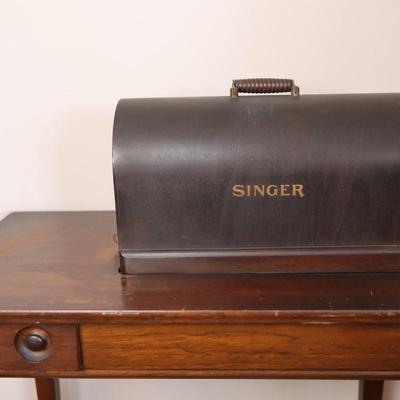 SINGER Sewing Machine with Table (See Description)