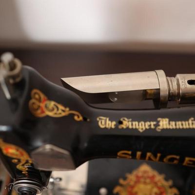 SINGER Sewing Machine with Table (See Description)