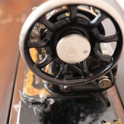 SINGER Sewing Machine with Table (See Description)
