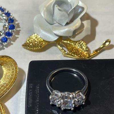 Vintage Lot of Miscellaneous Fashion Jewelry Pieces as Pictured in Good Preowned Condition.