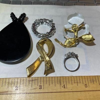 Vintage Lot of Miscellaneous Fashion Jewelry Pieces as Pictured in Good Preowned Condition.