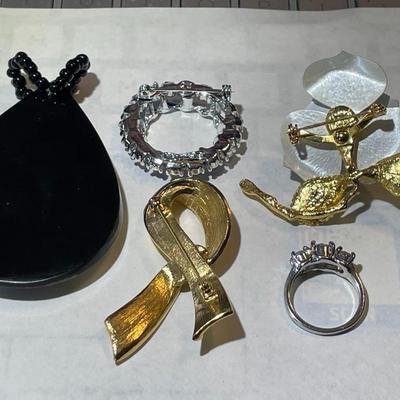 Vintage Lot of Miscellaneous Fashion Jewelry Pieces as Pictured in Good Preowned Condition.