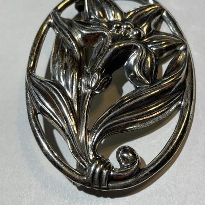 Vintage Sterling Silver Flower Pin/Brooch in New Never Worn Condition as Pictured.