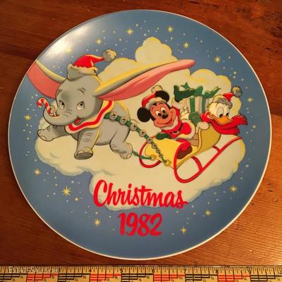 Ltd. Ed. Disney CHRISTMAS 1982 Boxed Plate , w/ Free Little Buddy