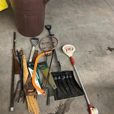 Y17 Garbage can with extras