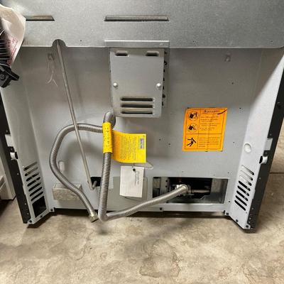 LIKE NEW GE GAS RANGE