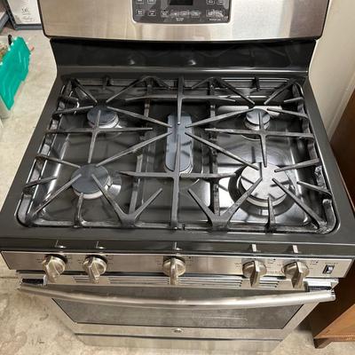 LIKE NEW GE GAS RANGE